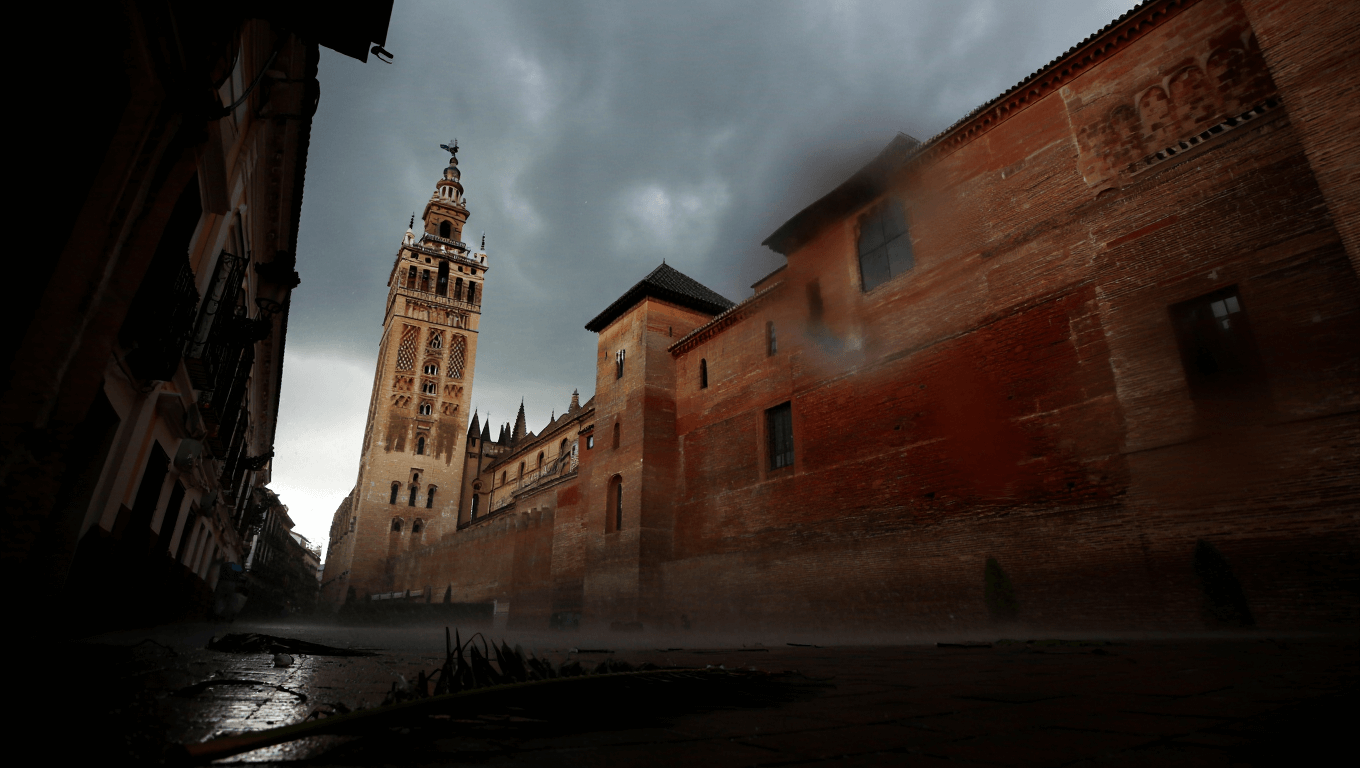 Ni la Giralda ni la Alhambra se libran de las garras de la borrasca Leonardo