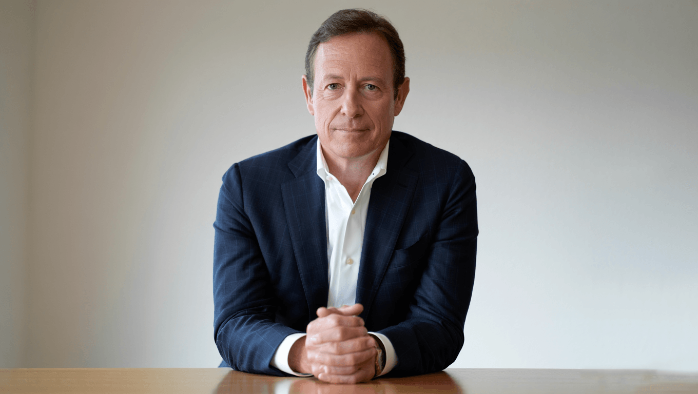 «Quién es John Ternus, el posible sucesor de Tim Cook al frente de Apple»