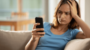 La psicología dice que tumbarte en el sofá mientras miras el móvil está provocando exactamente lo contrario que buscabas