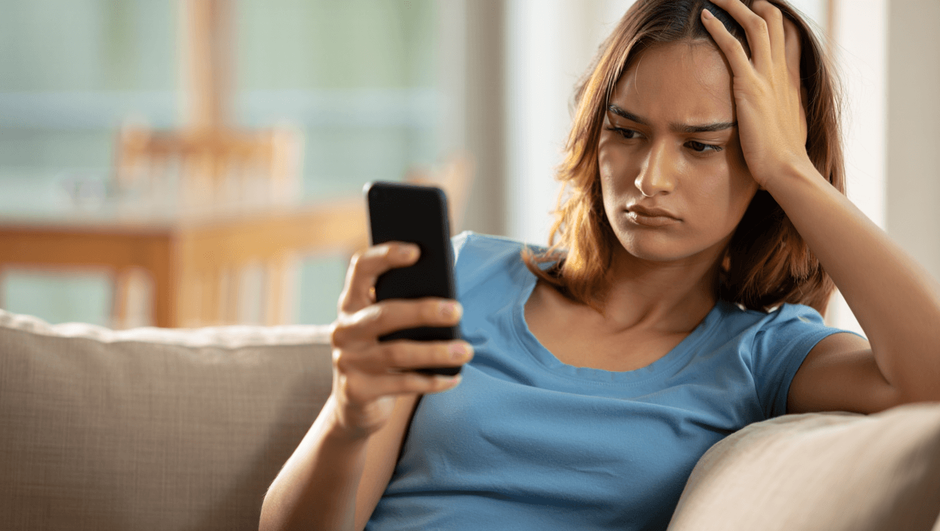 La psicología dice que tumbarte en el sofá mientras miras el móvil está provocando exactamente lo contrario que buscabas