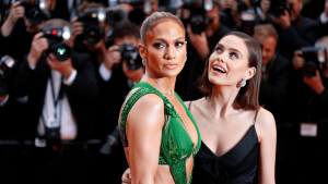 La actriz de 'Off Campus' que ha conseguido colarse en el Instagram de Jennifer Lopez