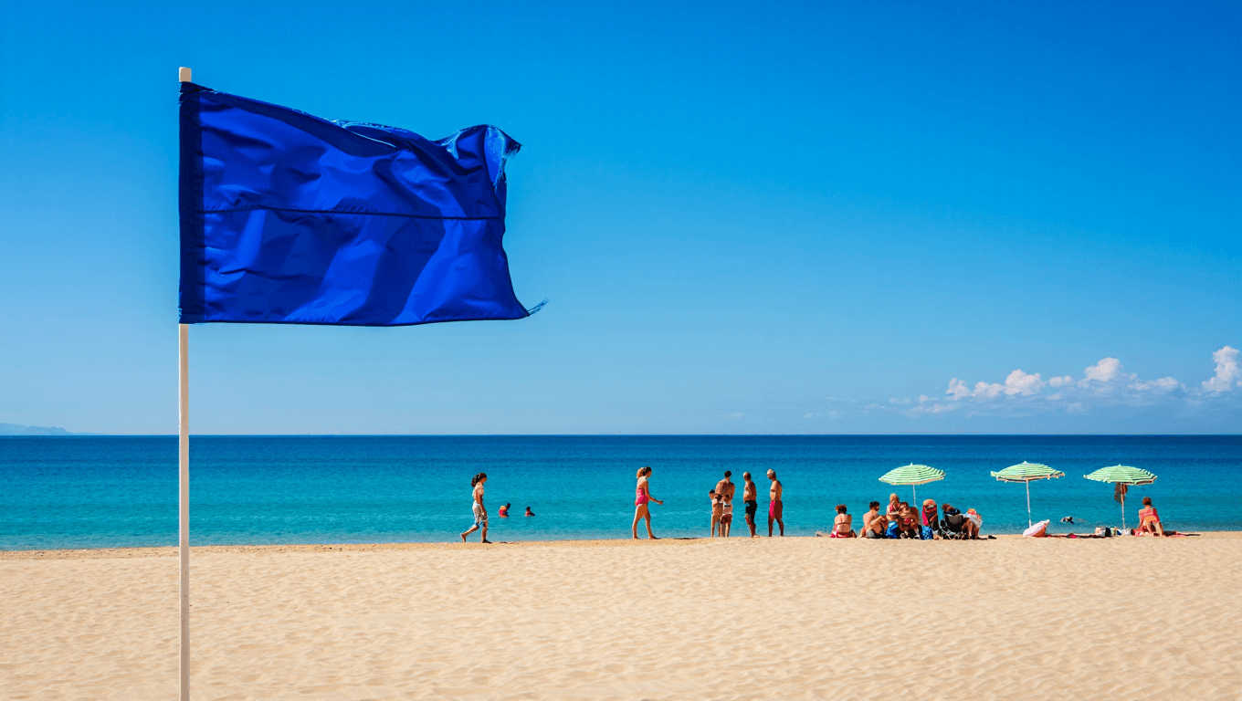 ¿Qué son las banderas azules y cuántas tiene España este 2026? El mapa de las playas premiadas este año