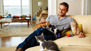 Charlie Hunnam (46 años): “Volvía a casa del mundo más oscuro y me pasaba literalmente tres horas jugando con gatitos”