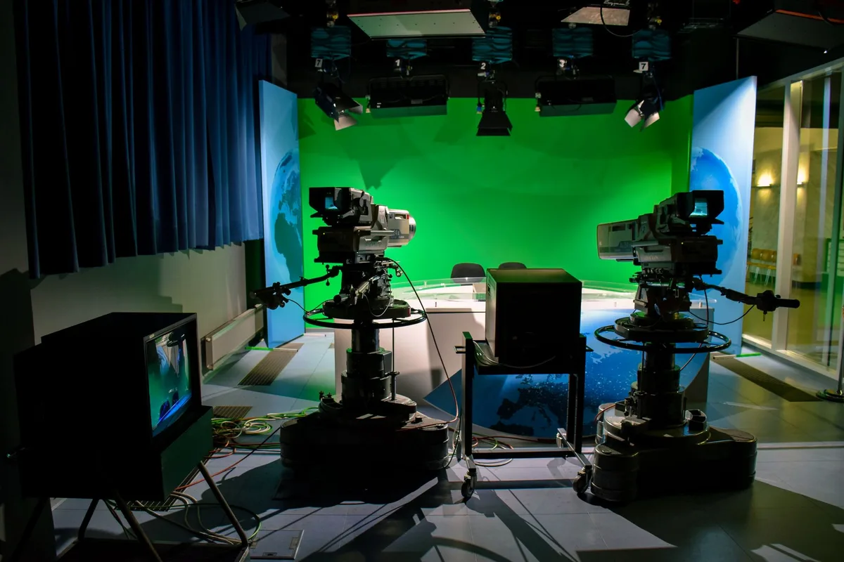 Plató de televisión con luces de estudio y escenografía