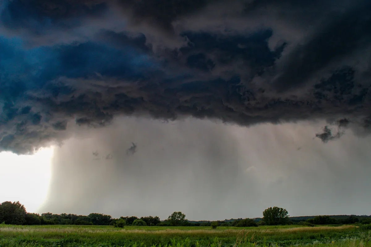 Tormenta con nubes oscuras y precipitaciones intensas durante alerta meteorológica