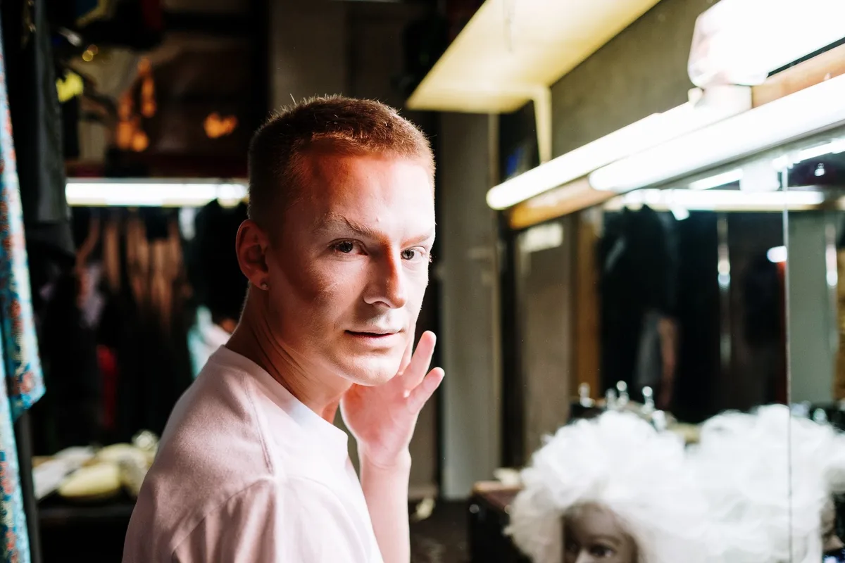 Actor en primer plano durante una escena de transformación dramática