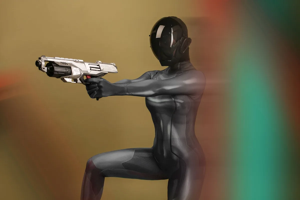 Traje de armadura futurista con detalles mecánicos y movimiento