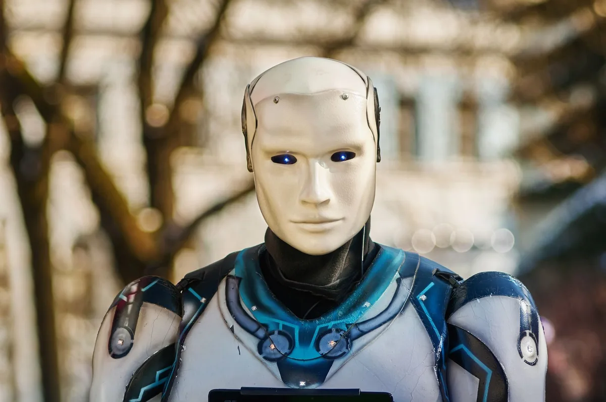 Traje de armadura robótica metálica con diseño futurista sobre fondo oscuro