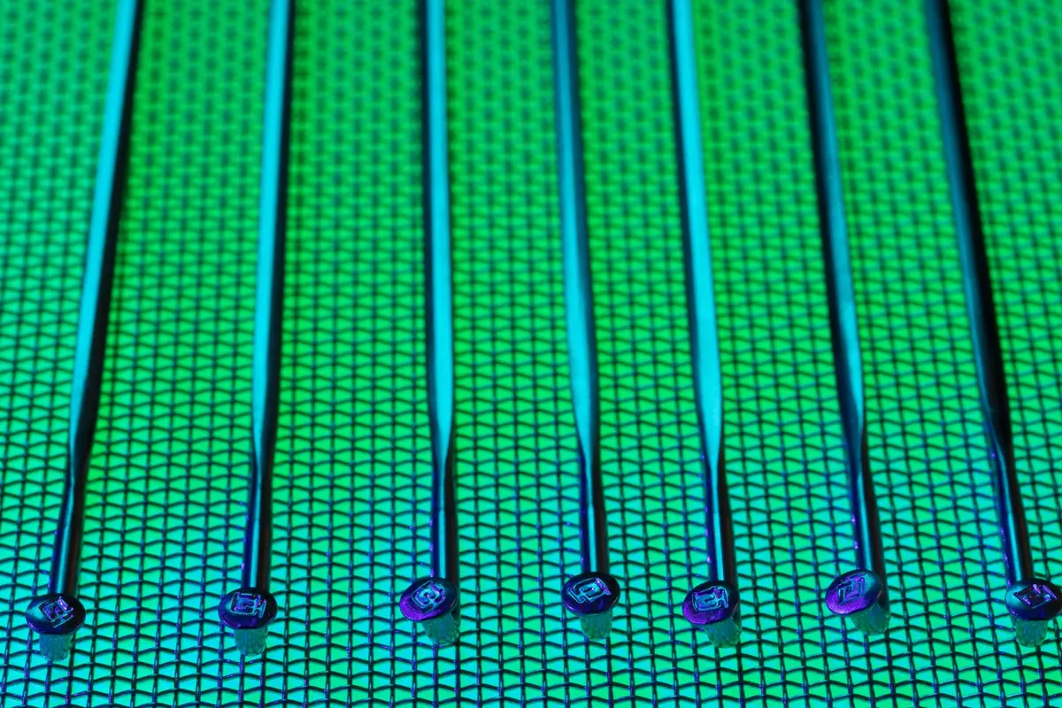 Oblea de silicio bajo microscopio en proceso de fabricación de chips de precisión