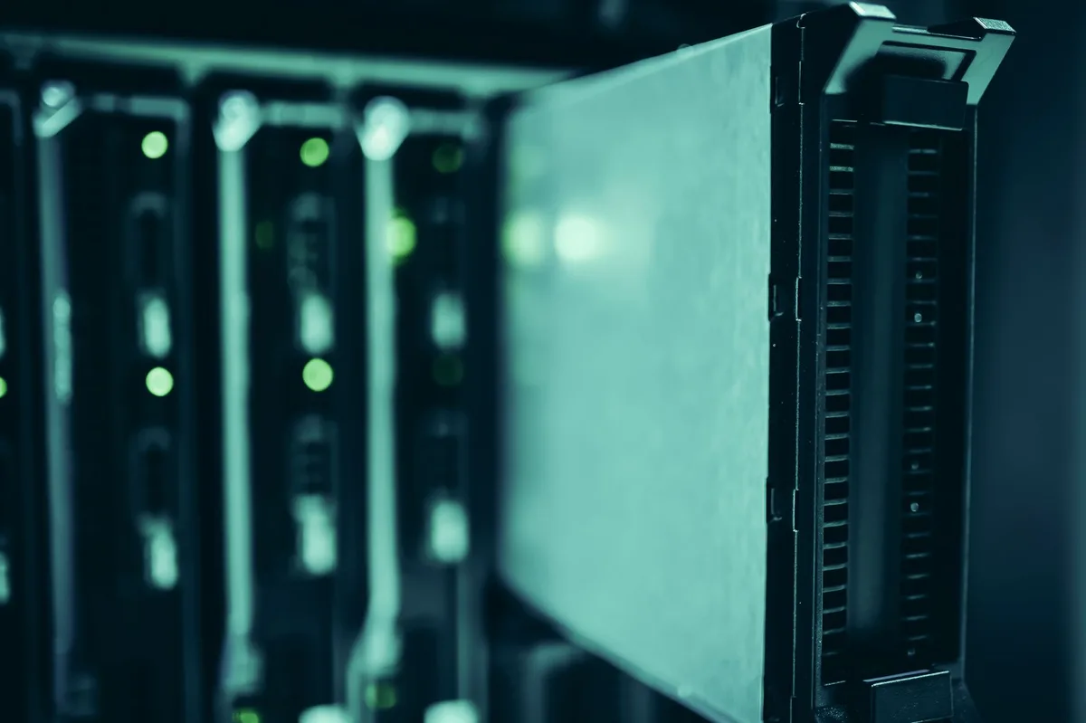 Centro de datos con servidores de inteligencia artificial y equipos de refrigeración
