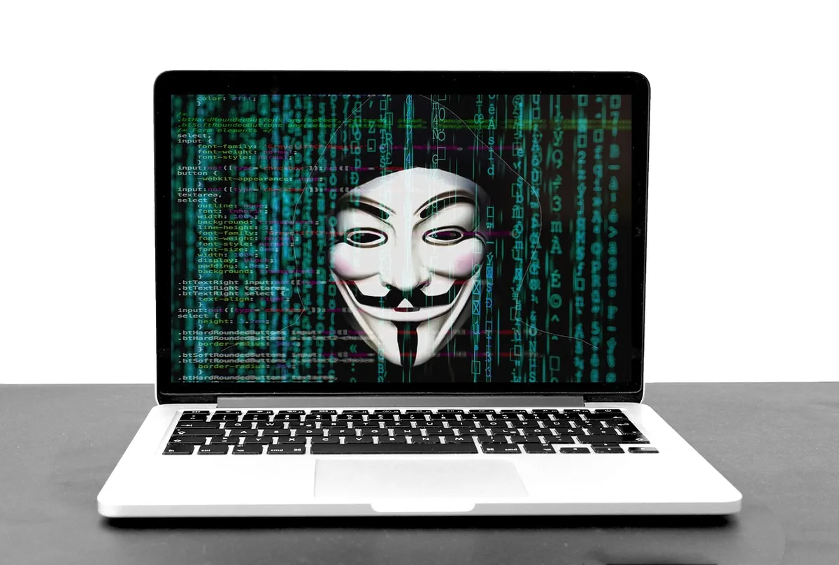 Ejemplo de correo electrónico fraudulento con suplantación de identidad corporativa