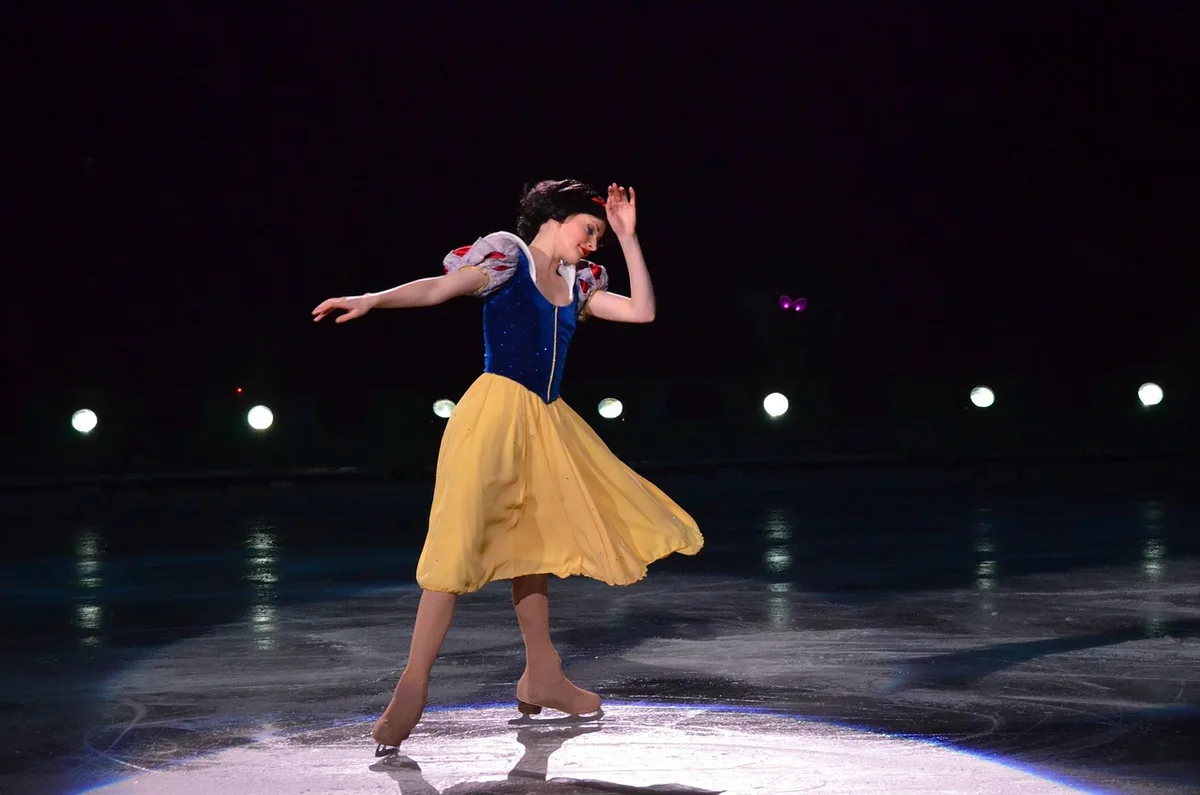 Escena del tráiler de Frozen 3 donde aparece la villana con poderes de hielo