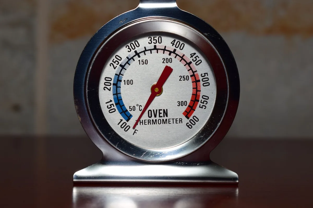 Termómetro mostrando temperaturas superiores a 35 grados centígrados