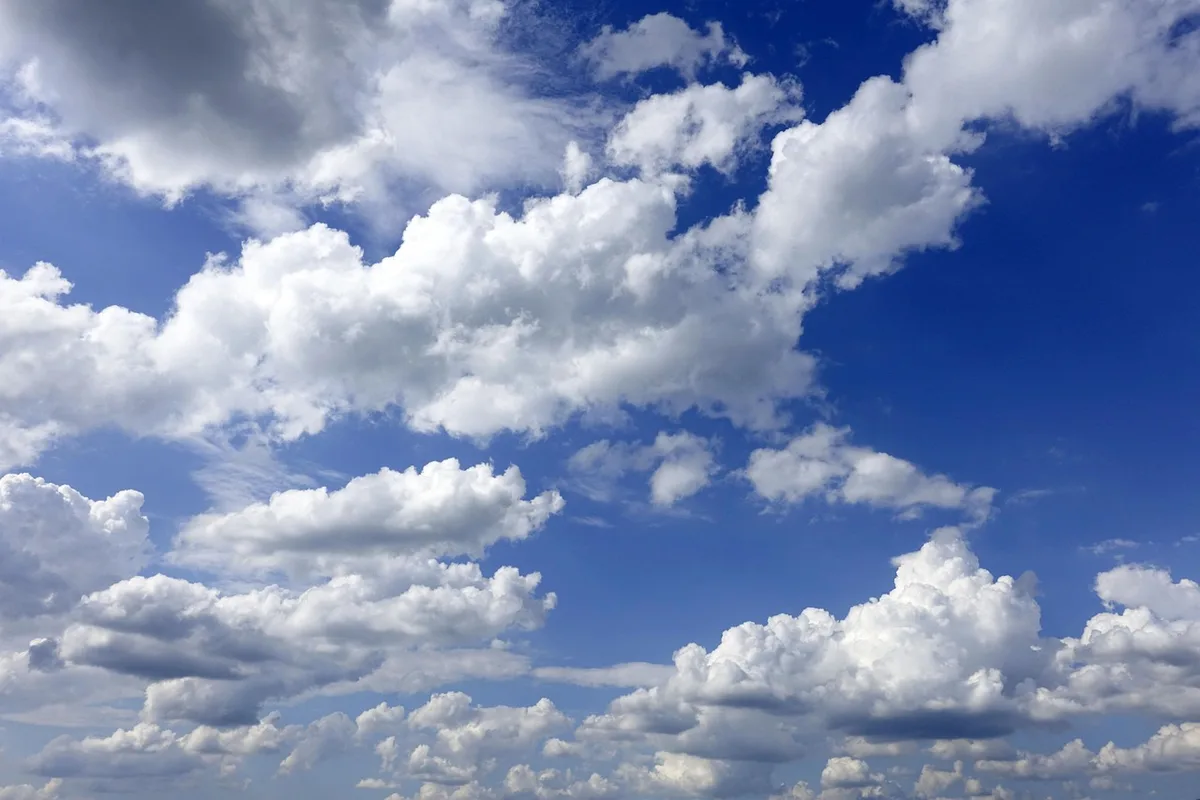 Pantalla de modelo meteorológico mostrando predicción de nubosidad y presión atmosférica