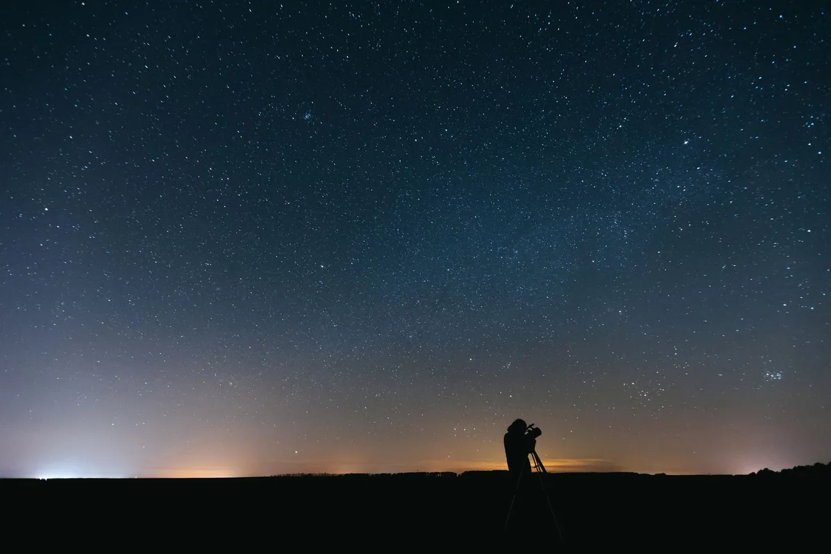 Telescopio científico apuntando al cielo nocturno para observar y medir posiciones estelares
