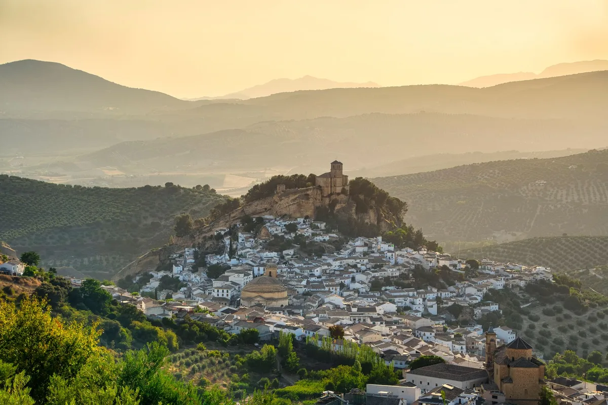 Zona elevada con horizonte despejado hacia el oeste, ideal para observación de eclipse en atardecer