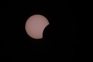 Observador contemplando el eclipse solar total con la Luna bloqueando el Sol durante la totalidad