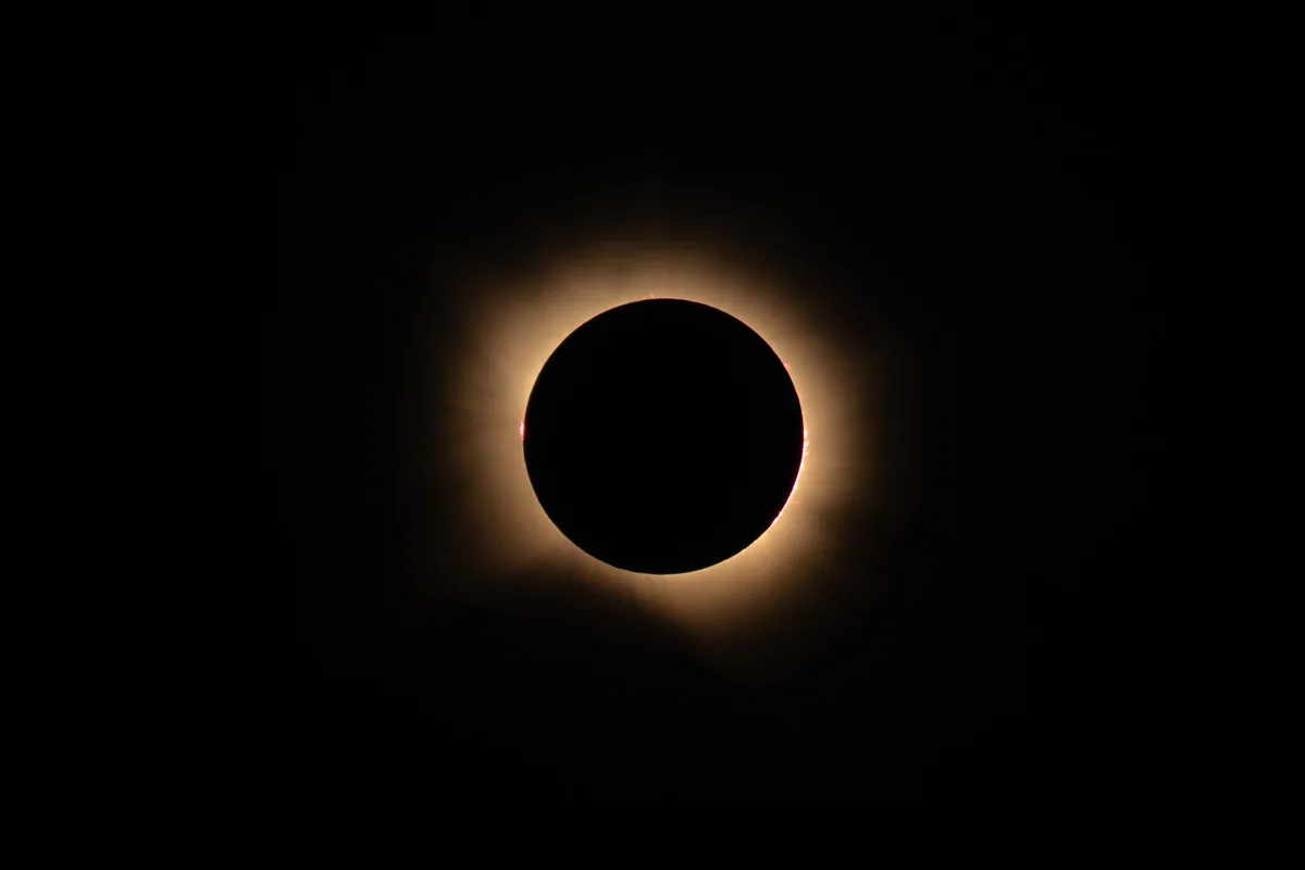 Mapa mostrando la trayectoria de la sombra lunar cruzando España de oeste a este el 12 de agosto.