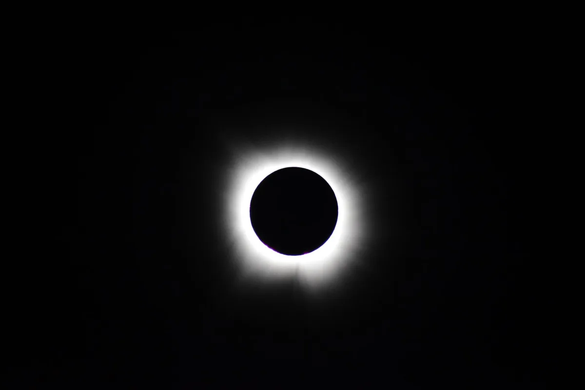 Corona solar visible alrededor de la Luna durante un eclipse solar total.