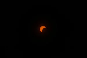 Cielo oscurecido durante un eclipse solar total con la Luna alineada perfectamente frente al Sol