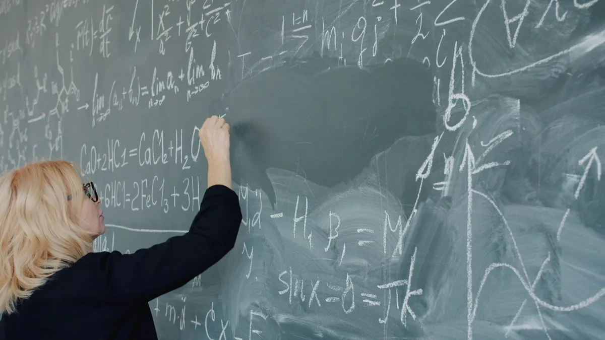 Profesor de física en aula de universidad enseñando sobre universos paralelos