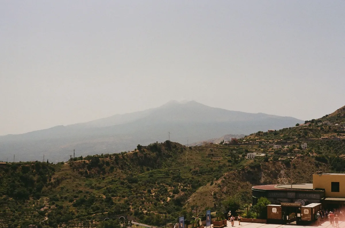 Vista del monte Etna con sus respiraderos volcánicos activos en el Valle del Bove