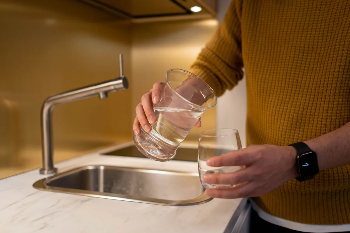 Cartucho de filtro de agua con componentes cerámicos instalado en grifo de cocina