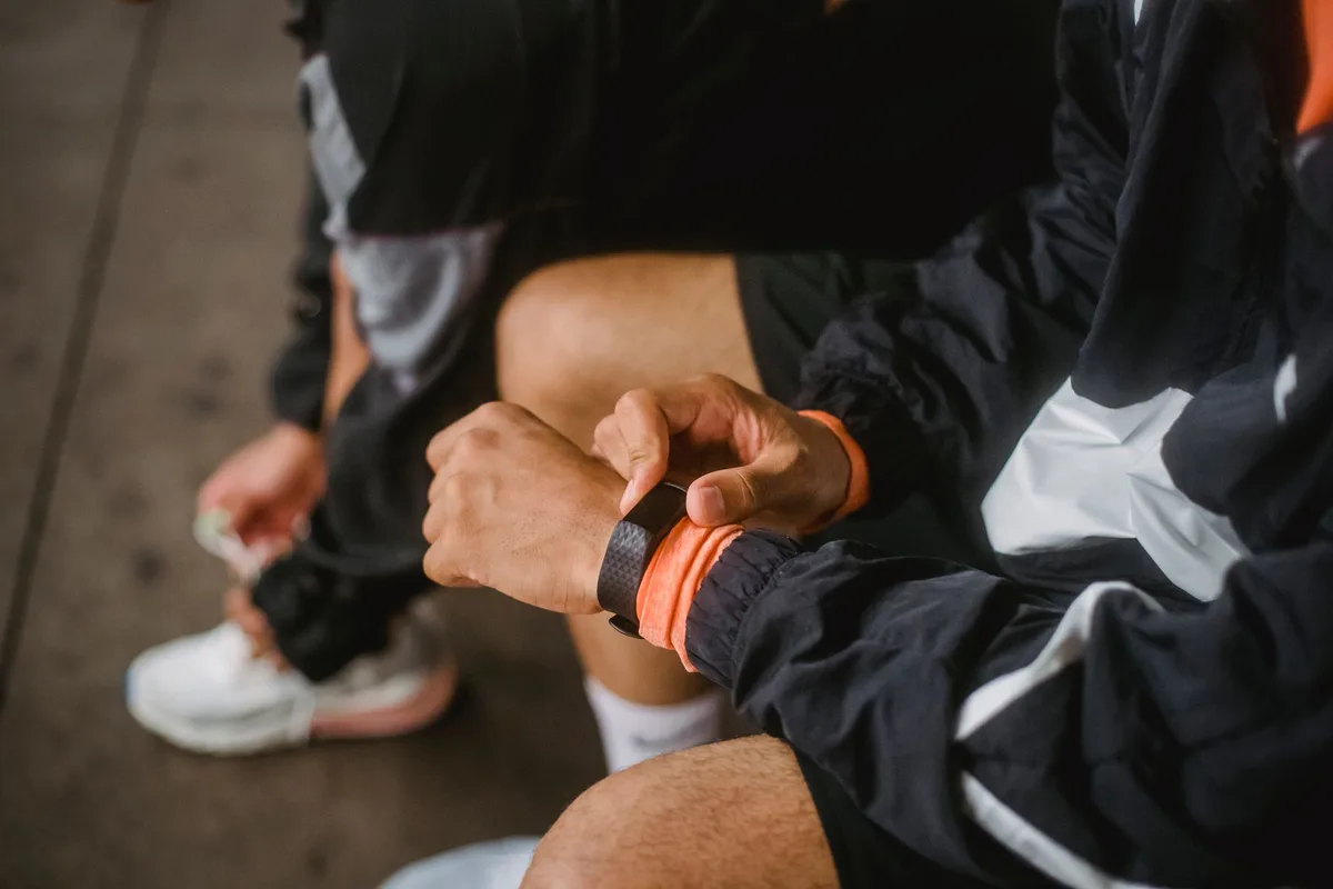 Reloj inteligente mostrando seguimiento de actividad física y métricas de salud