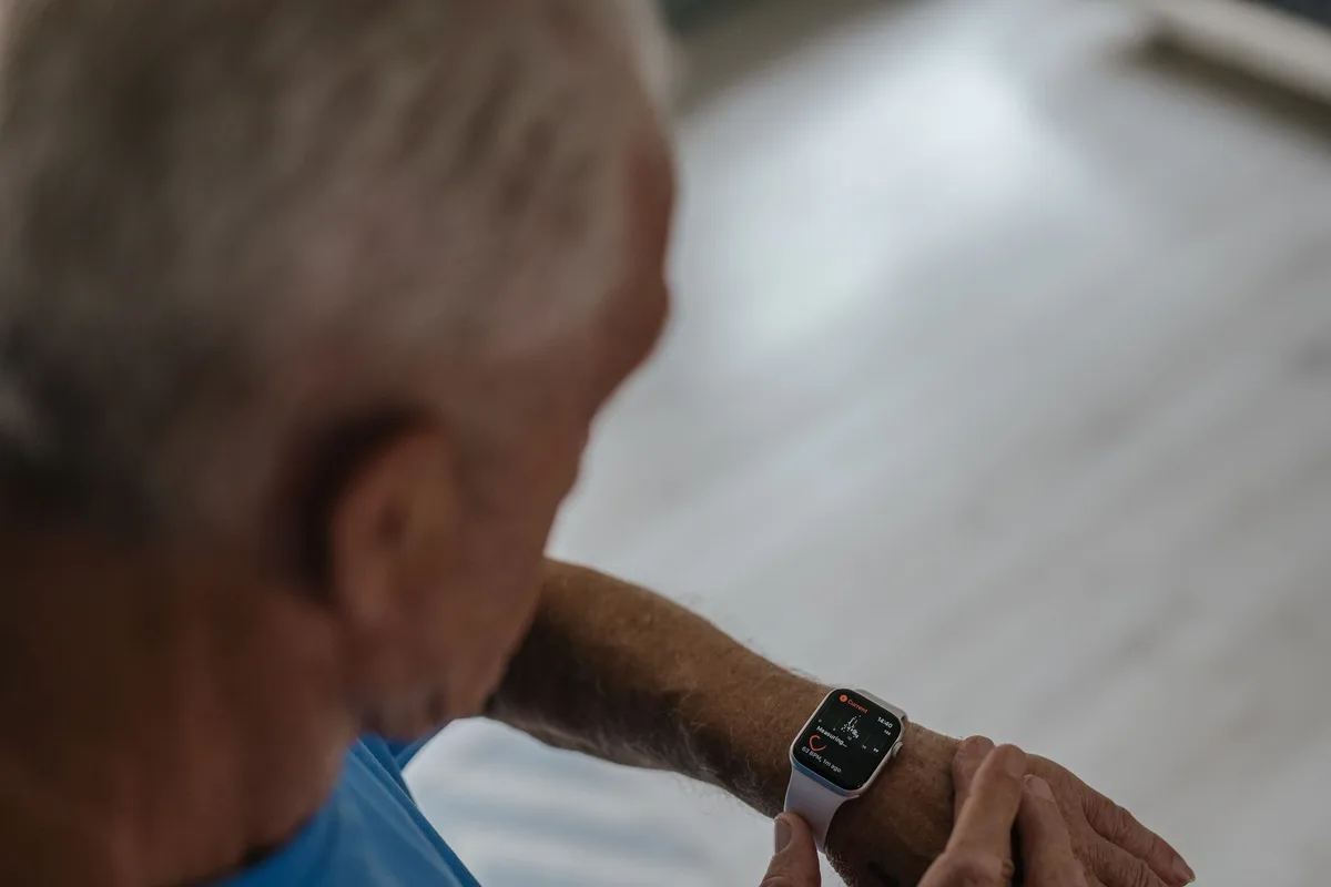 Pantalla de reloj inteligente mostrando nueva interfaz y métricas de salud
