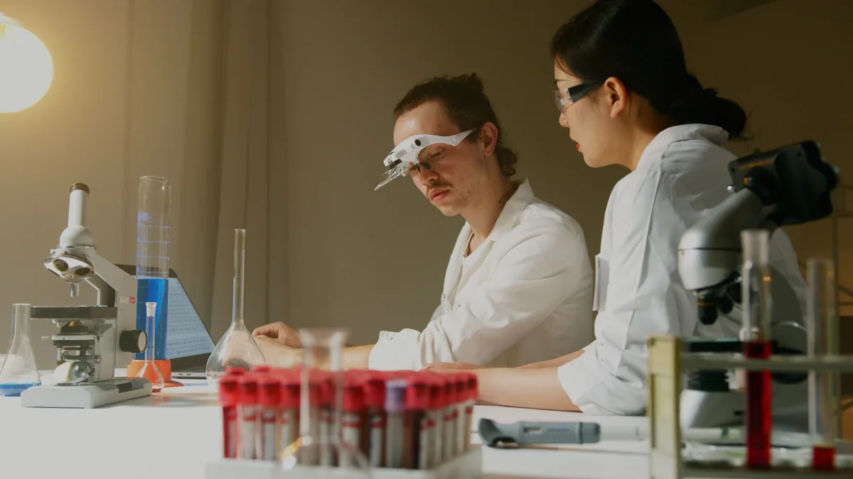 Investigadores y ingenieros jóvenes colaborando en proyecto de investigación