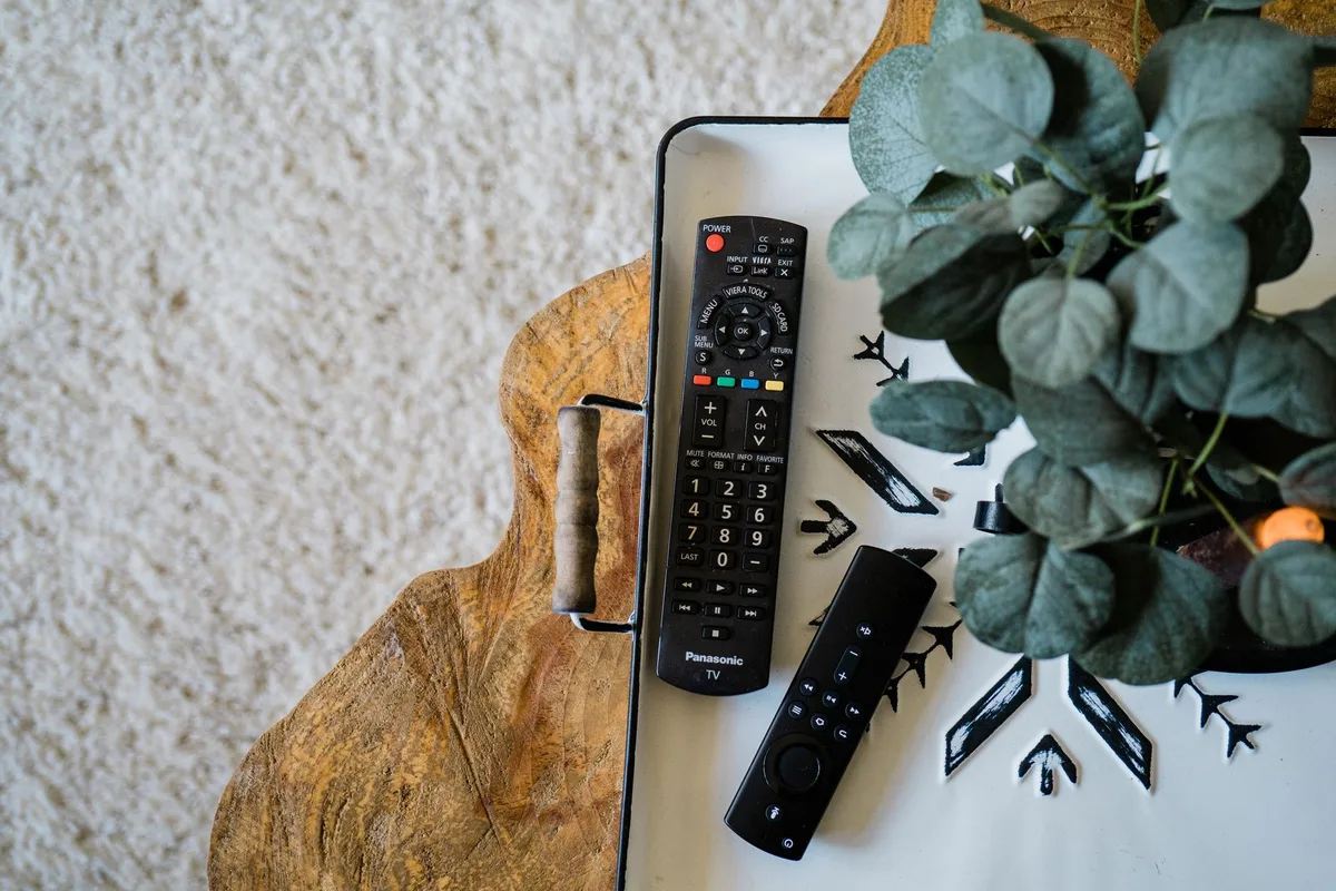 Diferentes modelos de Fire TV Stick sobre una superficie