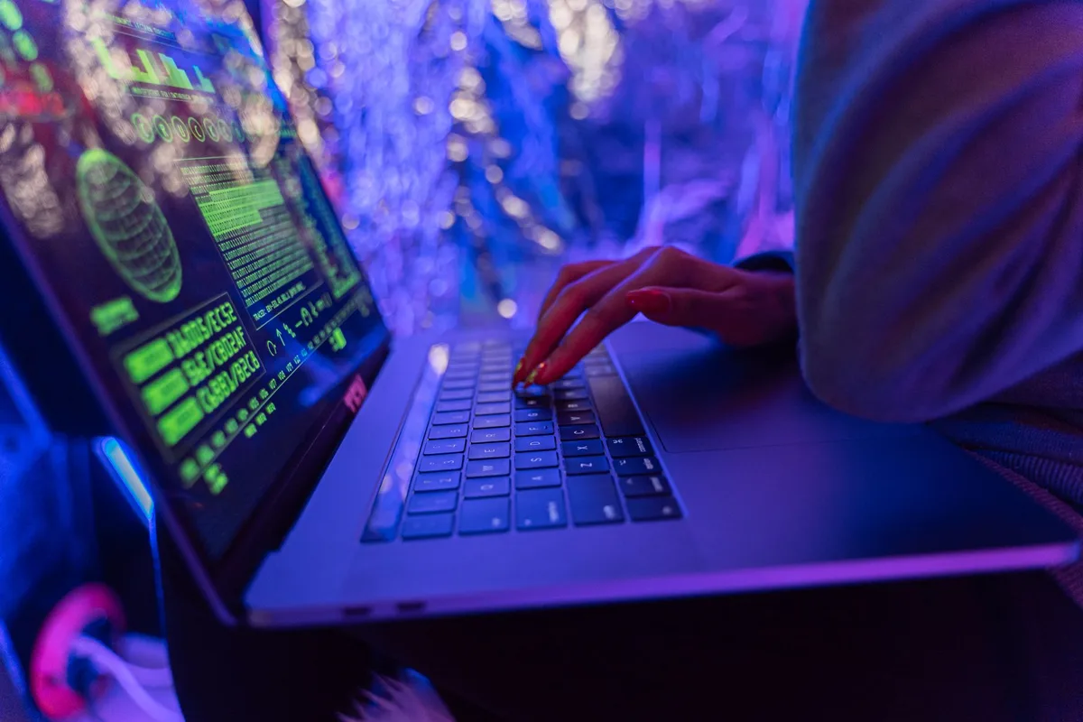 Pantalla de ordenador mostrando alertas de seguridad y códigos de error