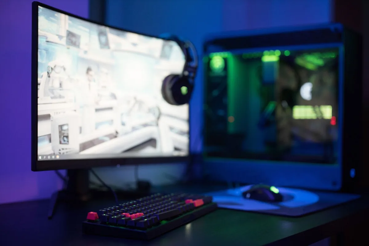 Estación de juego con múltiples monitores y periféricos gaming