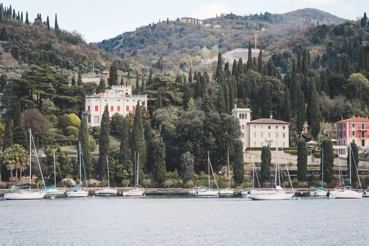Vistas de un lago italiano con villas elegantes reflejadas en el agua, representando las nuevas localizaciones de la ser