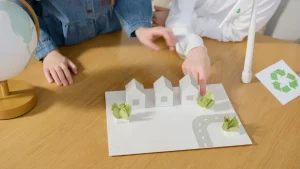 Proyectos y propuestas de sostenibilidad dispuestos en una mesa, representando iniciativas diversas en competencia