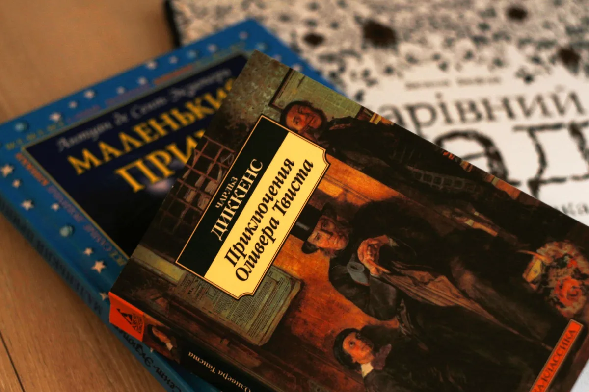 Portadas de la trilogía de fantasía que adaptará Prime Video