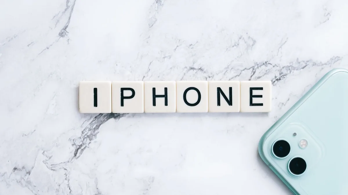 iPhone screen showing iCloud backup settings with WhatsApp chat history option, restoration in progress