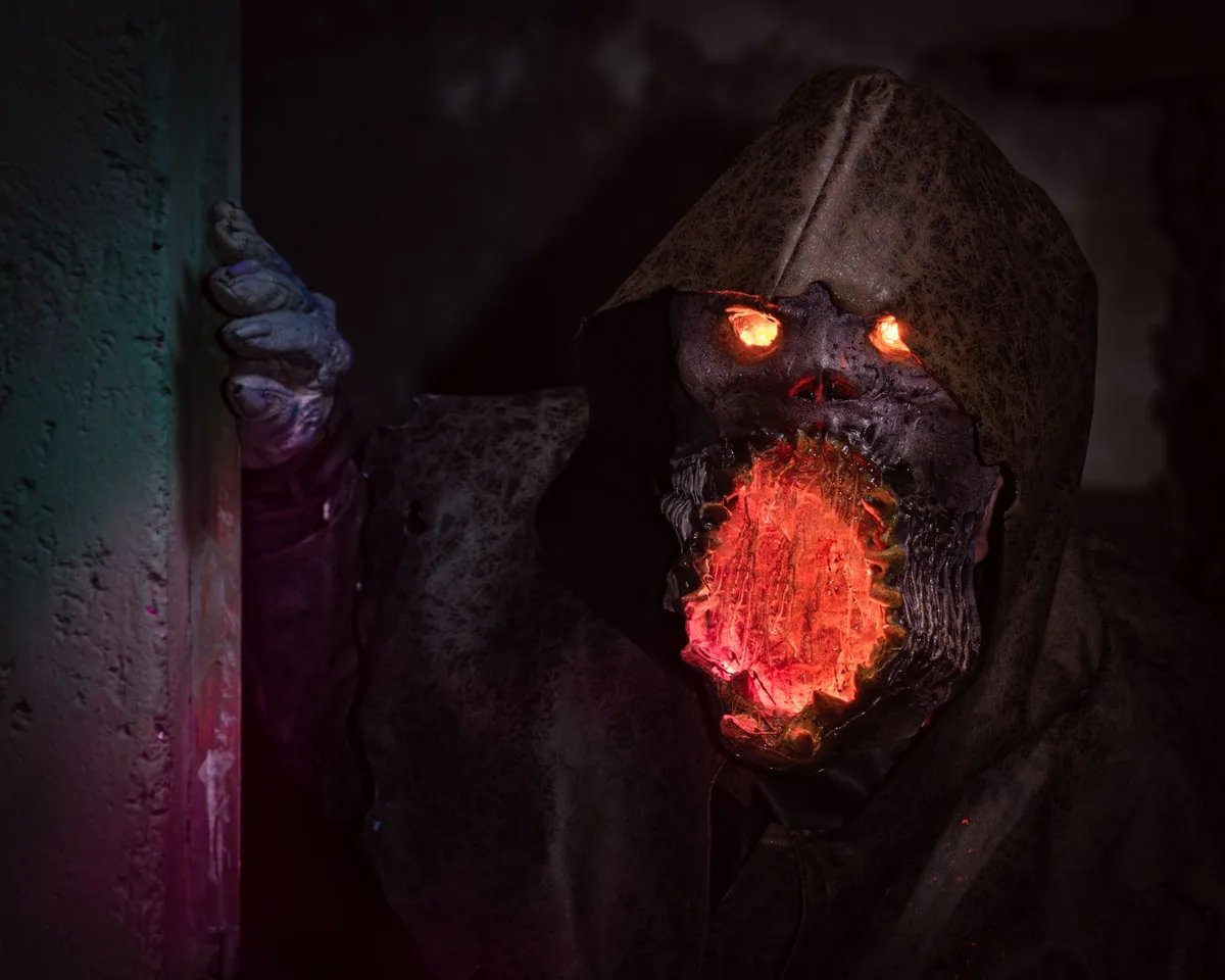 Anillo Forerunner del videojuego con iluminación moderna y arquitectura futurista