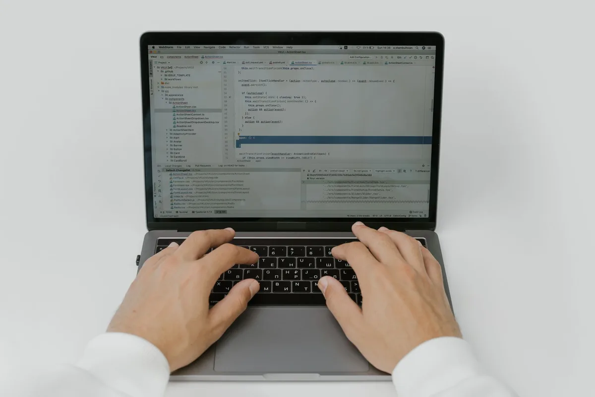Pantalla de código abierto y programación en un portátil, representando el motor OpenMW portado a web
