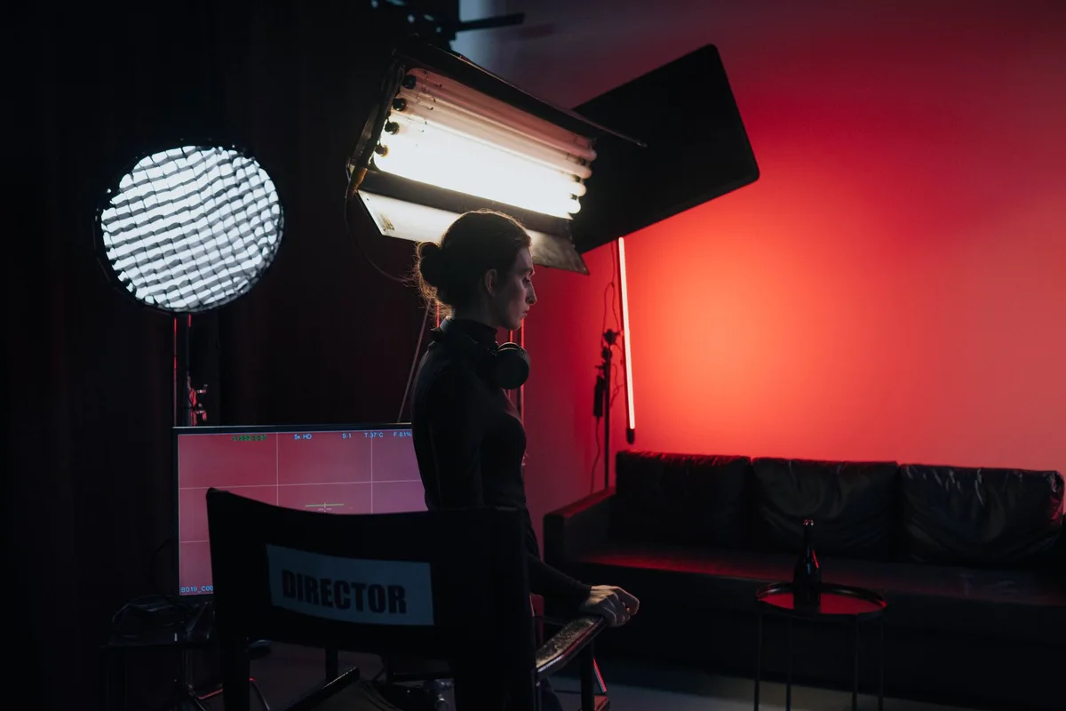 Equipo de producción televisiva en el set de rodaje