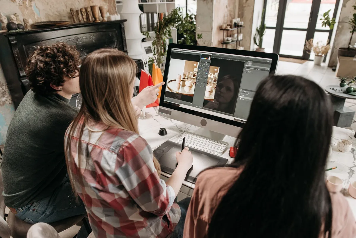 Equipo creativo trabajando en el diseño de un personaje mascota en estudio de desarrollo