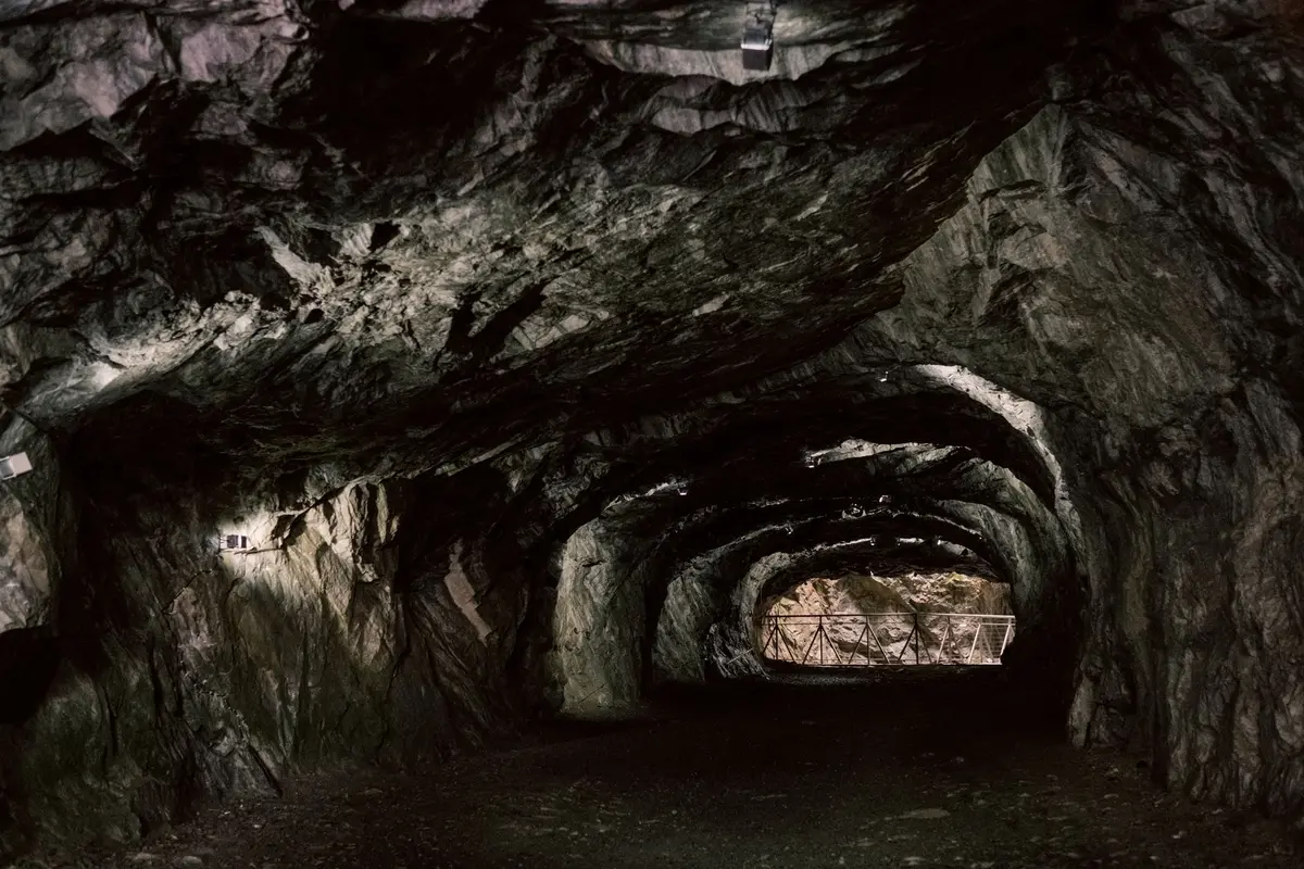 Interior de una mina de plata con iluminación tenue y atmósfera oscura