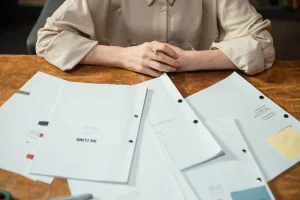 Mesa de casting con fotografías de actores, guiones y notas en un estudio de televisión