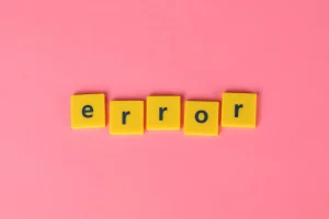 Pantalla de ordenador mostrando mensaje de error rojo en escritorio oscuro