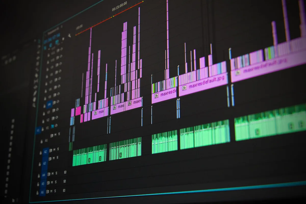Forma de onda de audio invertida en pantalla, representando el análisis de mensajes ocultos en medios sonoros.