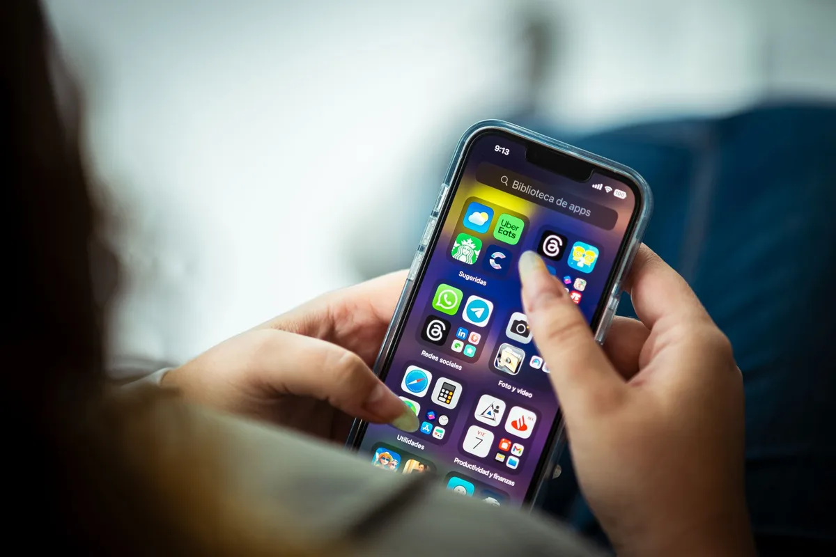 Usuario accediendo a Gemini desde un dispositivo móvil para analizar contenido