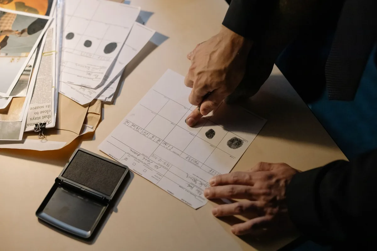 Representación visual de una marca digital invisible en un archivo de vídeo