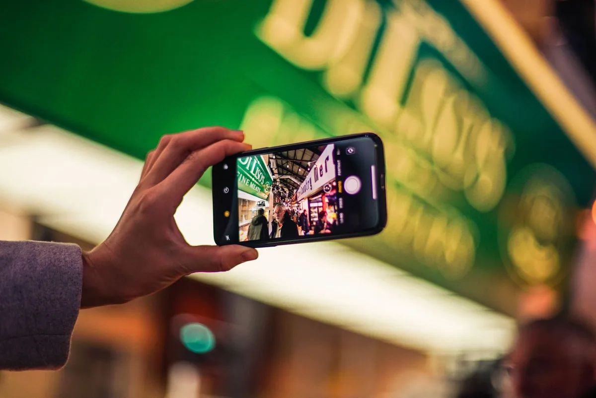 Pantalla de teléfono móvil mostrando análisis de vídeo con indicador de verificación digital