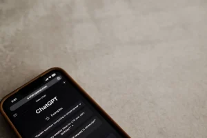 Pantalla de smartphone mostrando dos cuentas de mensajería separadas en un mismo dispositivo