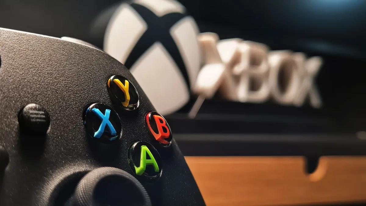 Interfaz de menú de Xbox mostrando opciones de gestión de juegos y partidas guardadas